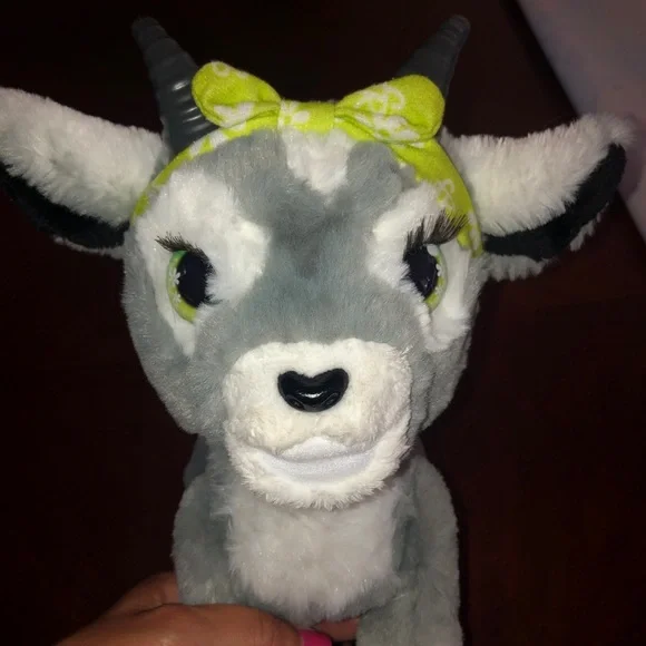 Furreal Daisy the yoga goat - Picture 7 of 11